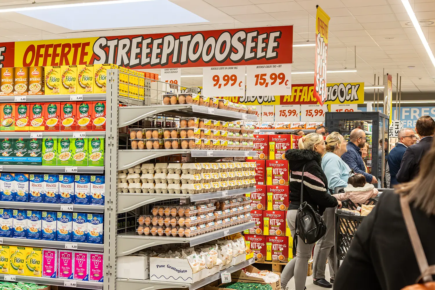 Persone all'interno di un supermercato