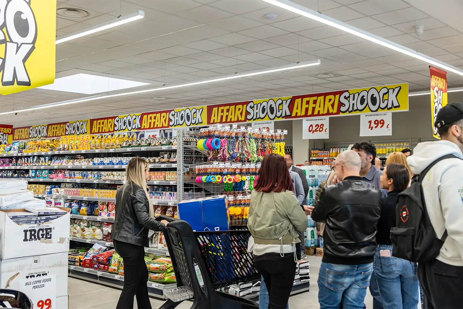 Persone all'interno di un supermercato