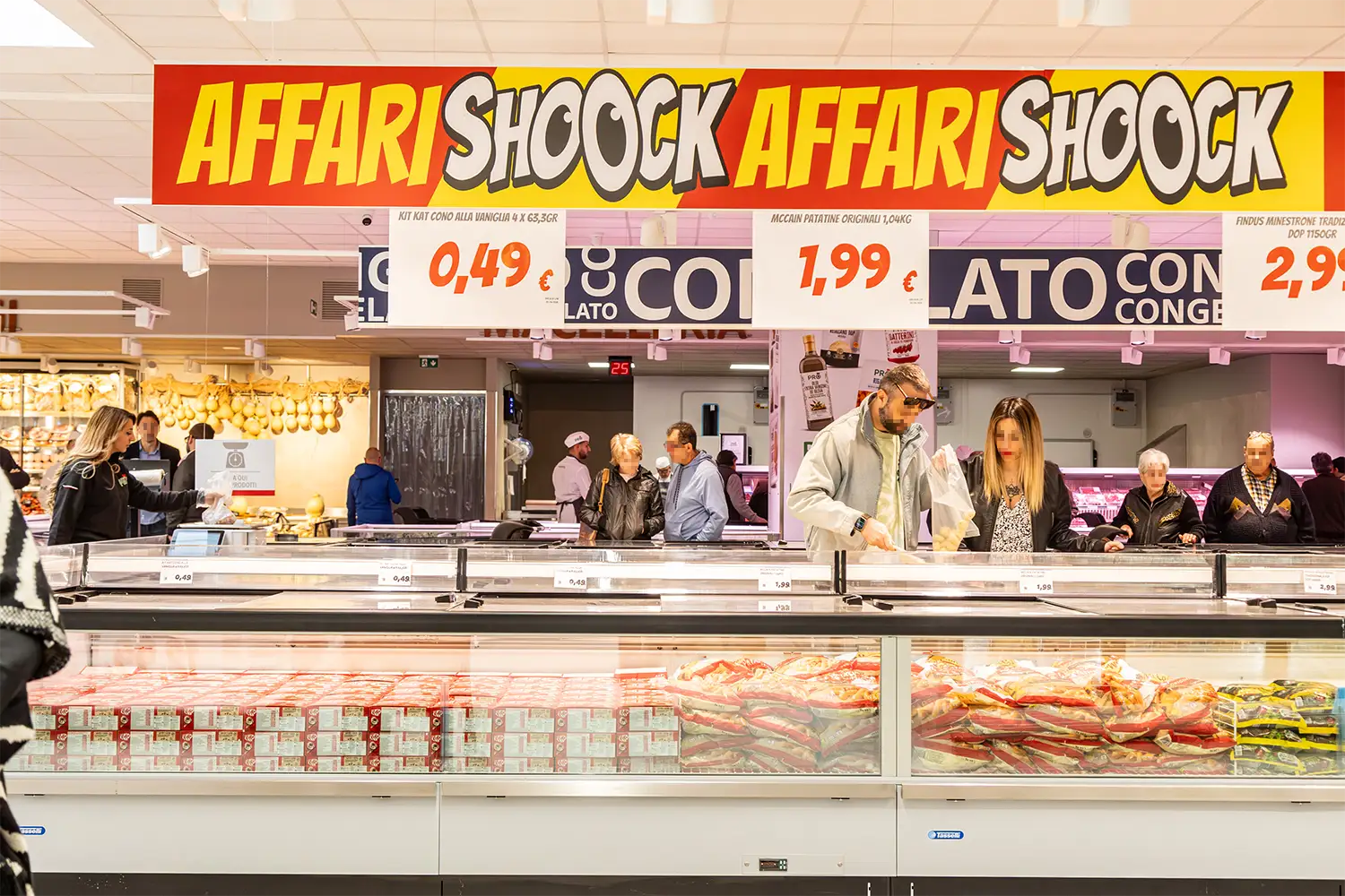 Persone all'interno di un supermercato