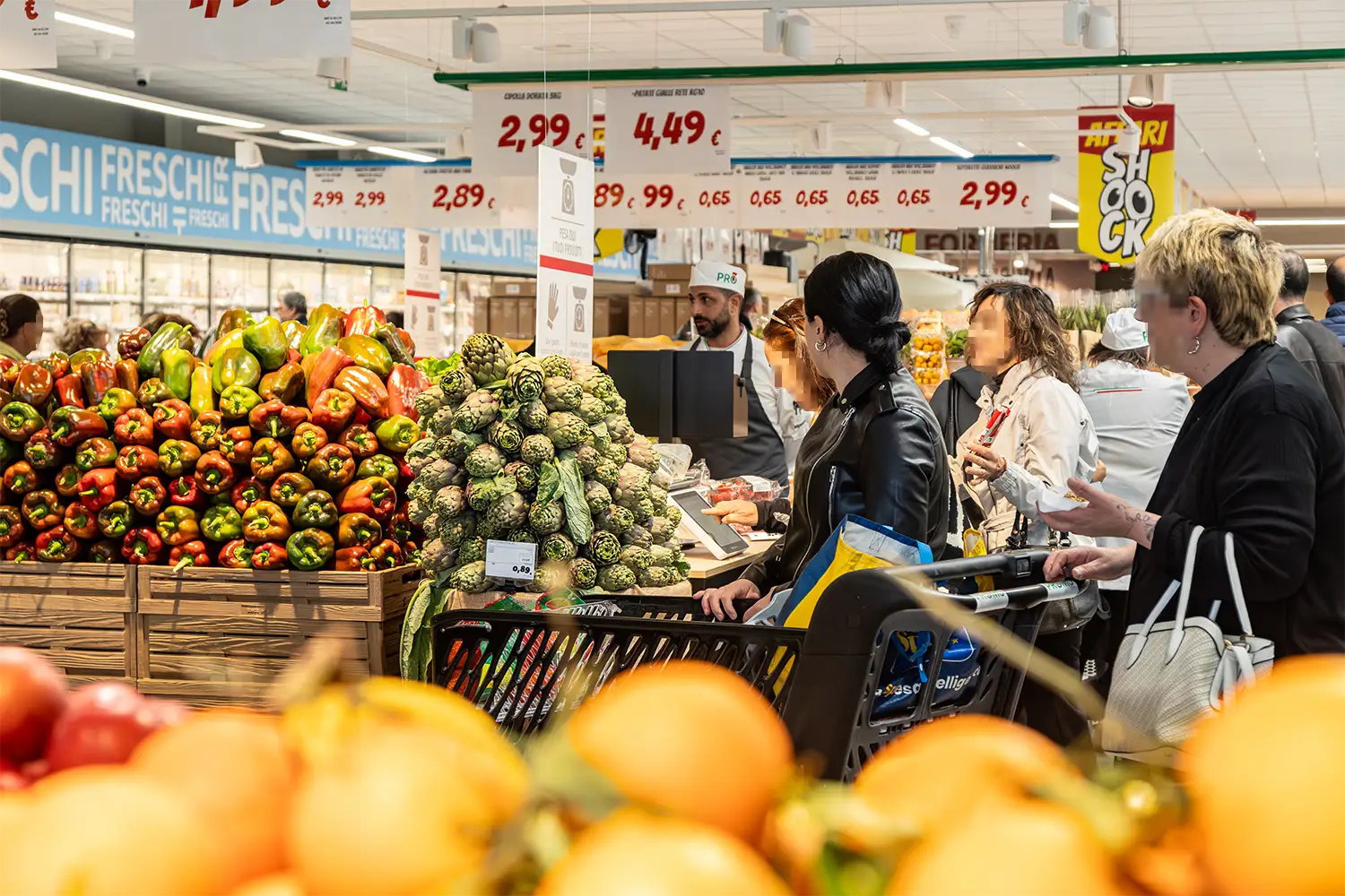 Persone all'interno di un supermercato