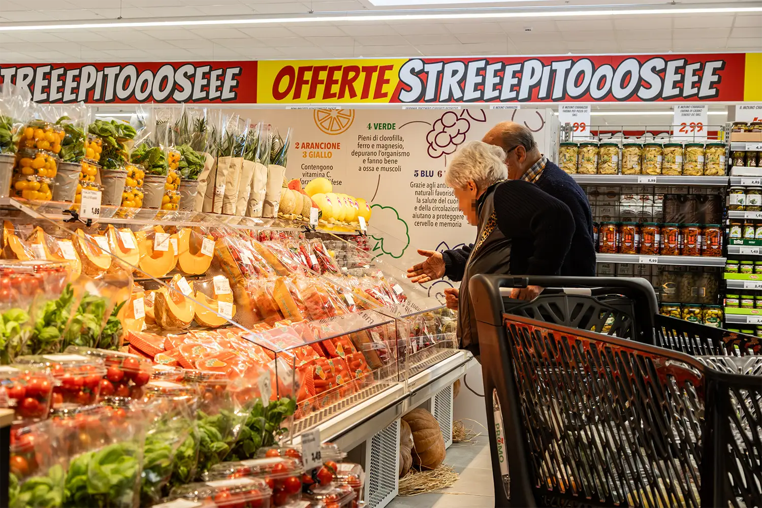 Anziani che fanno la spesa