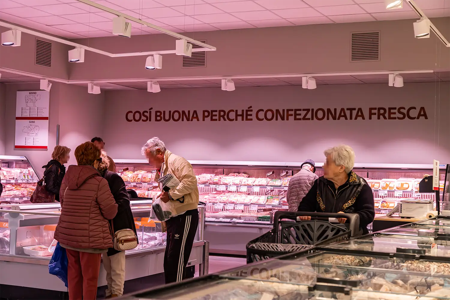 Persone all'interno di un supermercato