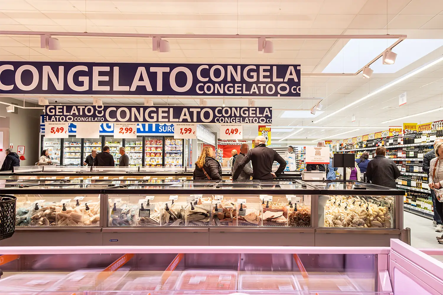 Persone all'interno di un supermercato