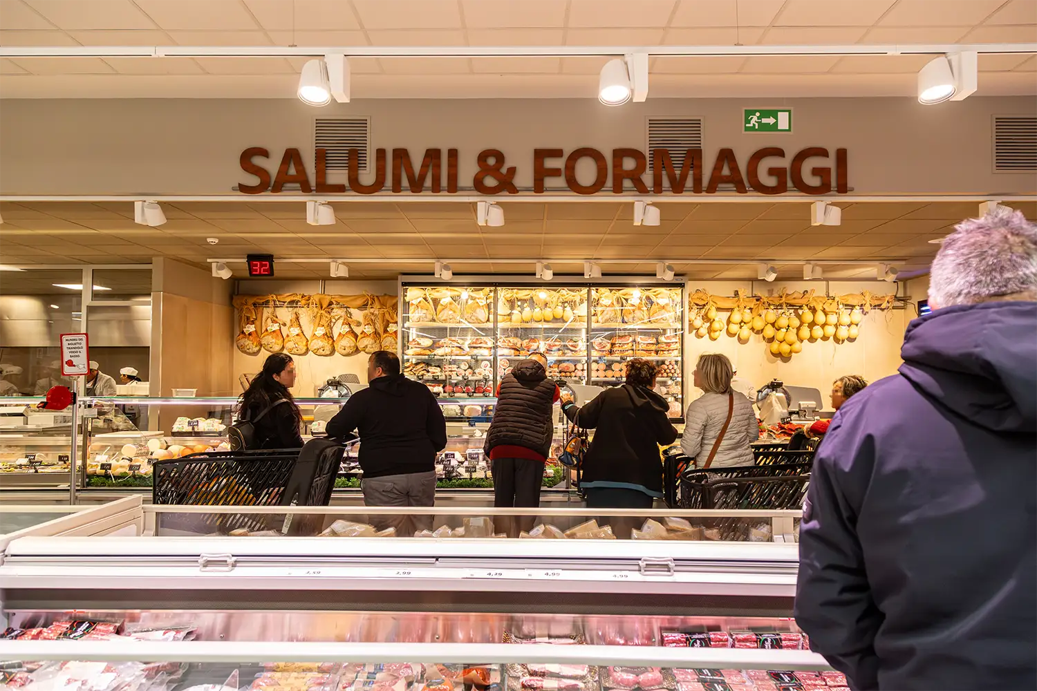 Persone all'interno di un supermercato