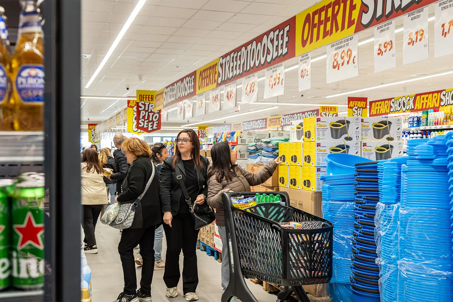 Persone all'interno di un supermercato